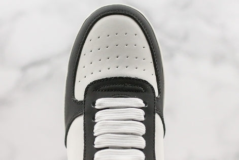 Les sneakers Louis Vuitton Low Femme représentent l’équilibre parfait entre l’élégance emblématique et l’innovation stylistique.