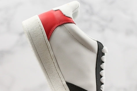 Les sneakers Louis Vuitton Low Femme représentent l’équilibre parfait entre l’élégance emblématique et l’innovation stylistique.