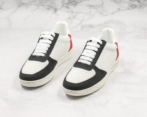 Les sneakers Louis Vuitton Low Femme représentent l’équilibre parfait entre l’élégance emblématique et l’innovation stylistique.