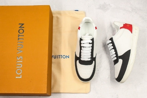 Les sneakers Louis Vuitton Low Femme représentent l’équilibre parfait entre l’élégance emblématique et l’innovation stylistique.