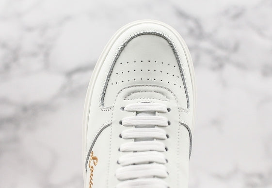 Les sneakers Louis Vuitton Low Femme représentent l’équilibre parfait entre l’élégance emblématique et l’innovation stylistique.