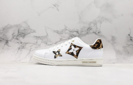 Les sneakers Louis Vuitton Low Femme représentent l’équilibre parfait entre l’élégance emblématique et l’innovation stylistique.