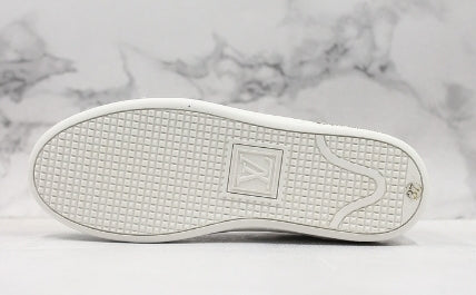 Les sneakers Louis Vuitton Low Femme représentent l’équilibre parfait entre l’élégance emblématique et l’innovation stylistique.