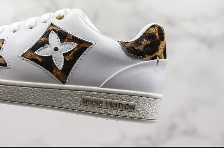 Les sneakers Louis Vuitton Low Femme représentent l’équilibre parfait entre l’élégance emblématique et l’innovation stylistique.