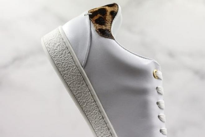 Les sneakers Louis Vuitton Low Femme représentent l’équilibre parfait entre l’élégance emblématique et l’innovation stylistique.