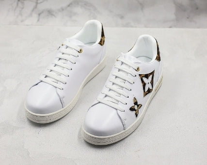 Les sneakers Louis Vuitton Low Femme représentent l’équilibre parfait entre l’élégance emblématique et l’innovation stylistique.