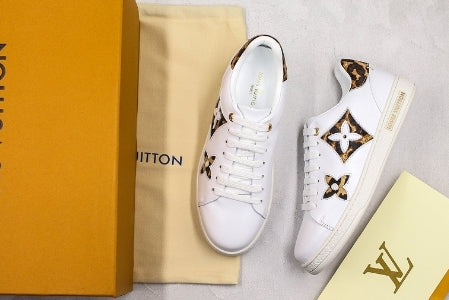 Les sneakers Louis Vuitton Low Femme représentent l’équilibre parfait entre l’élégance emblématique et l’innovation stylistique.