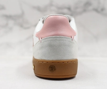 Les sneakers Louis Vuitton Low Femme représentent l’équilibre parfait entre l’élégance emblématique et l’innovation stylistique.