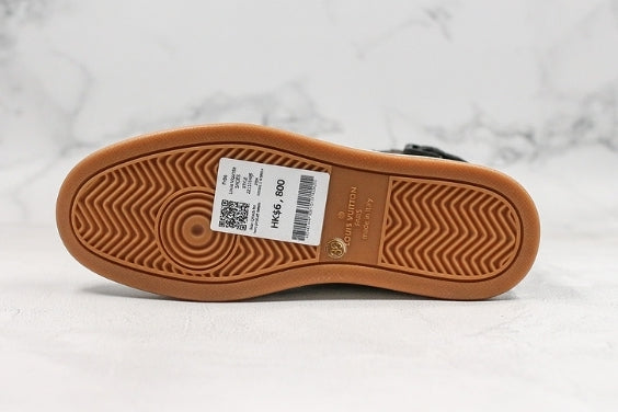 Les sneakers Louis Vuitton Femme représentent l’équilibre parfait entre l’élégance emblématique et l’innovation stylistique.