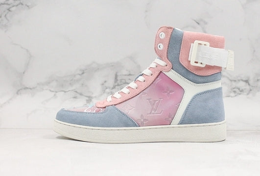 Les sneakers Louis Vuitton Femme représentent l’équilibre parfait entre l’élégance emblématique et l’innovation stylistique.