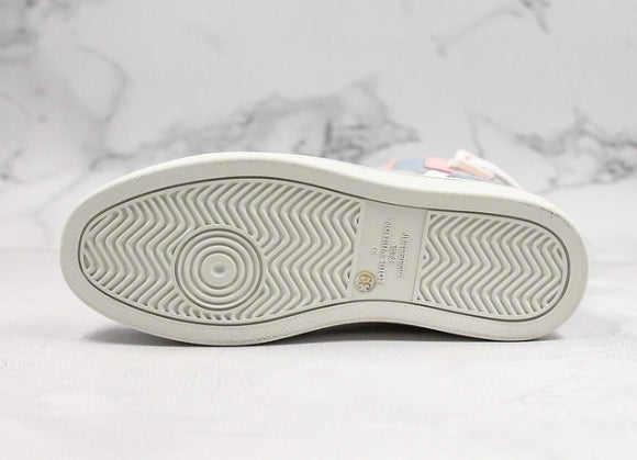 Les sneakers Louis Vuitton Femme représentent l’équilibre parfait entre l’élégance emblématique et l’innovation stylistique.