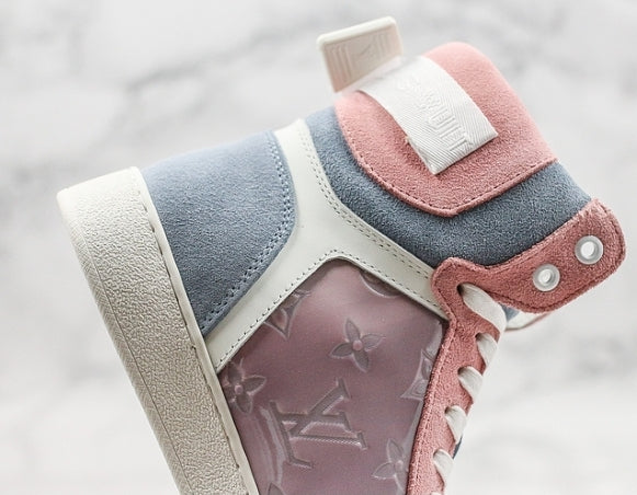 Les sneakers Louis Vuitton Femme représentent l’équilibre parfait entre l’élégance emblématique et l’innovation stylistique.
