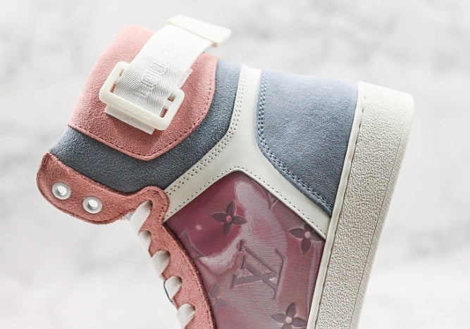 Les sneakers Louis Vuitton Femme représentent l’équilibre parfait entre l’élégance emblématique et l’innovation stylistique.