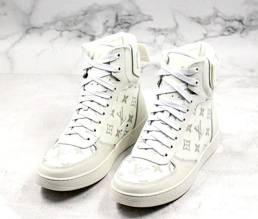 Les sneakers Louis Vuitton Femme représentent l’équilibre parfait entre l’élégance emblématique et l’innovation stylistique.
