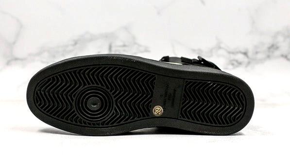 Les sneakers Louis Vuitton Femme représentent l’équilibre parfait entre l’élégance emblématique et l’innovation stylistique.