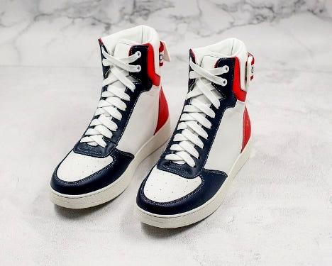 Les sneakers Louis Vuitton Femme représentent l’équilibre parfait entre l’élégance emblématique et l’innovation stylistique.