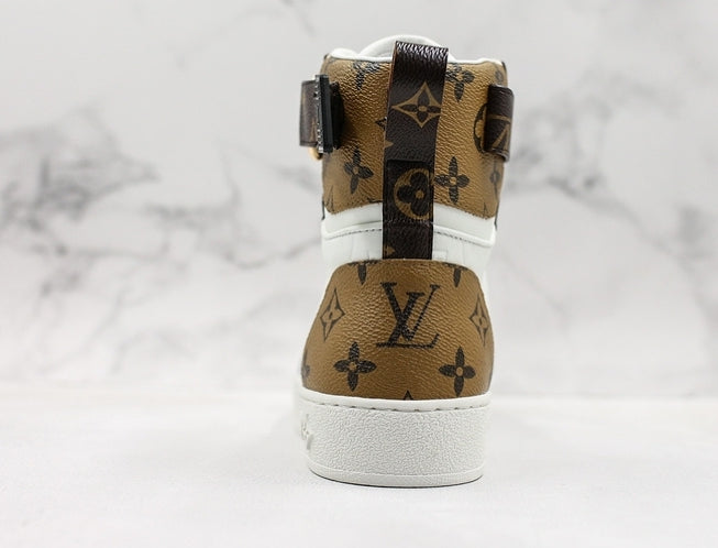 Les sneakers Louis Vuitton Femme représentent l’équilibre parfait entre l’élégance emblématique et l’innovation stylistique.