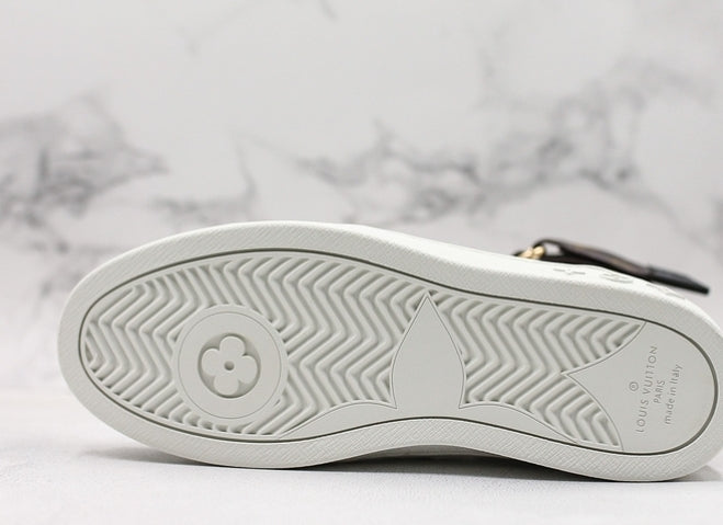 Les sneakers Louis Vuitton Femme représentent l’équilibre parfait entre l’élégance emblématique et l’innovation stylistique.