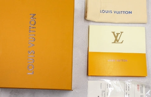 Les sneakers Louis Vuitton Femme représentent l’équilibre parfait entre l’élégance emblématique et l’innovation stylistique.