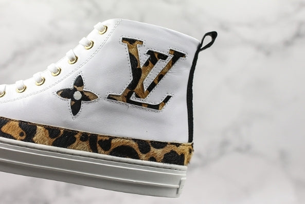 Les sneakers Louis Vuitton Femme représentent l’équilibre parfait entre l’élégance emblématique et l’innovation stylistique.