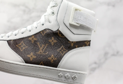 Les sneakers Louis Vuitton Femme représentent l’équilibre parfait entre l’élégance emblématique et l’innovation stylistique.
