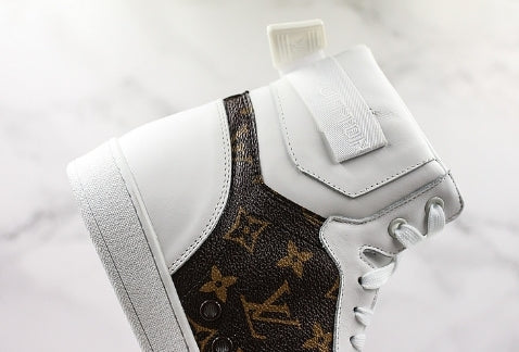 Les sneakers Louis Vuitton Femme représentent l’équilibre parfait entre l’élégance emblématique et l’innovation stylistique.