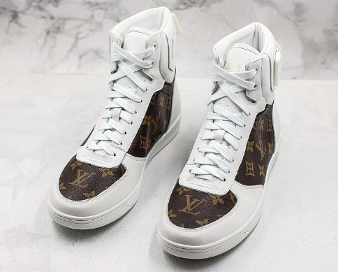 Les sneakers Louis Vuitton Femme représentent l’équilibre parfait entre l’élégance emblématique et l’innovation stylistique.