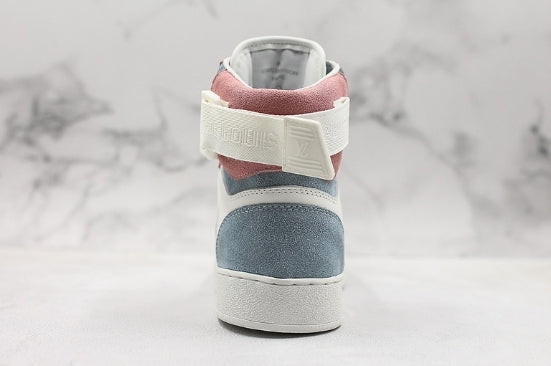 Les sneakers Louis Vuitton Femme représentent l’équilibre parfait entre l’élégance emblématique et l’innovation stylistique.