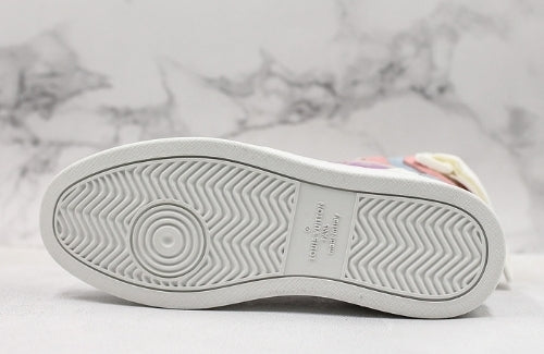 Les sneakers Louis Vuitton Femme représentent l’équilibre parfait entre l’élégance emblématique et l’innovation stylistique.