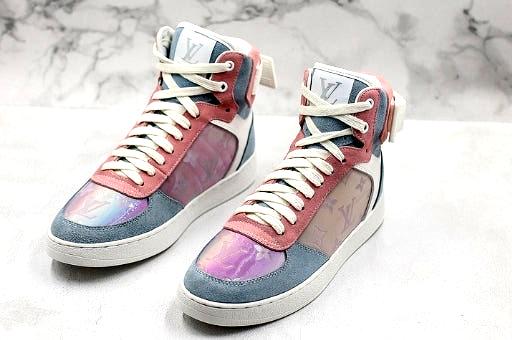 Les sneakers Louis Vuitton Femme représentent l’équilibre parfait entre l’élégance emblématique et l’innovation stylistique.