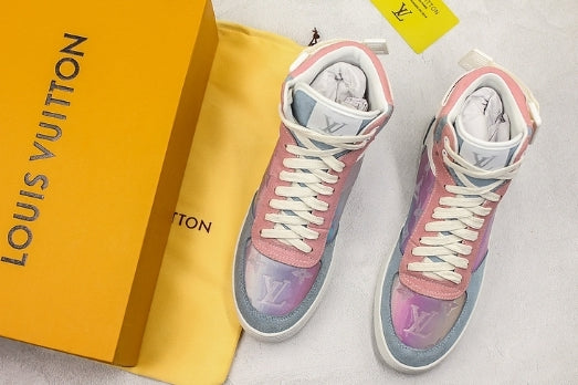Les sneakers Louis Vuitton Femme représentent l’équilibre parfait entre l’élégance emblématique et l’innovation stylistique.