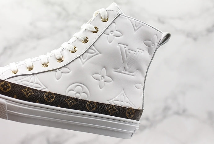 Résultats de l'évolution emblématique de la marque Louis Vuitton, les chaussures Louis Vuitton High Femme sont un témoignage de l'engagement de Louis Vuitton à combiner style et innovation.
