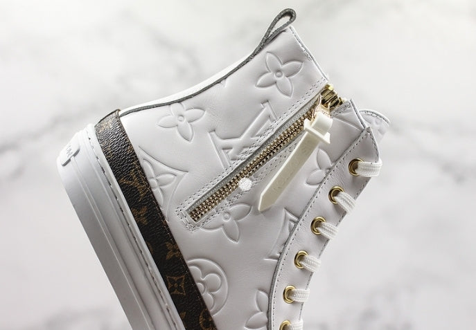Résultats de l'évolution emblématique de la marque Louis Vuitton, les chaussures Louis Vuitton High Femme sont un témoignage de l'engagement de Louis Vuitton à combiner style et innovation.