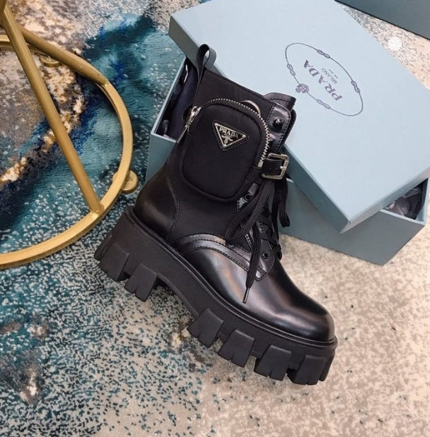 Résultats de l'évolution emblématique de la marque Prada, les chaussures Prada Femme sont un témoignage de l'engagement de Prada à combiner style et sophistication.