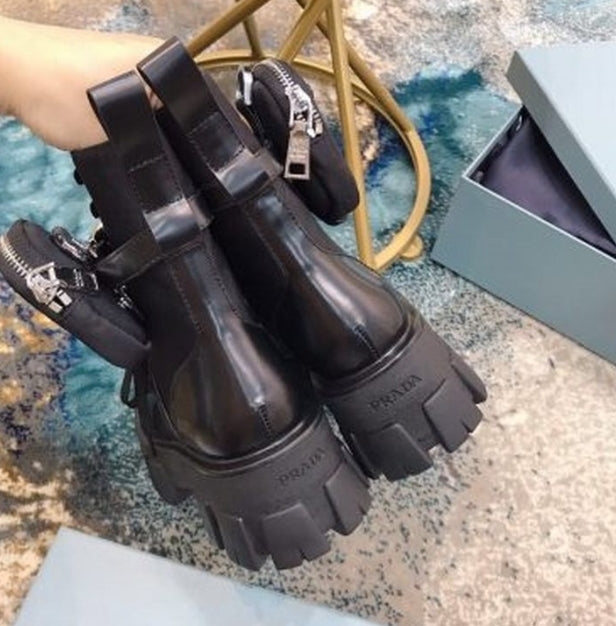 Résultats de l'évolution emblématique de la marque Prada, les chaussures Prada Femme sont un témoignage de l'engagement de Prada à combiner style et sophistication.