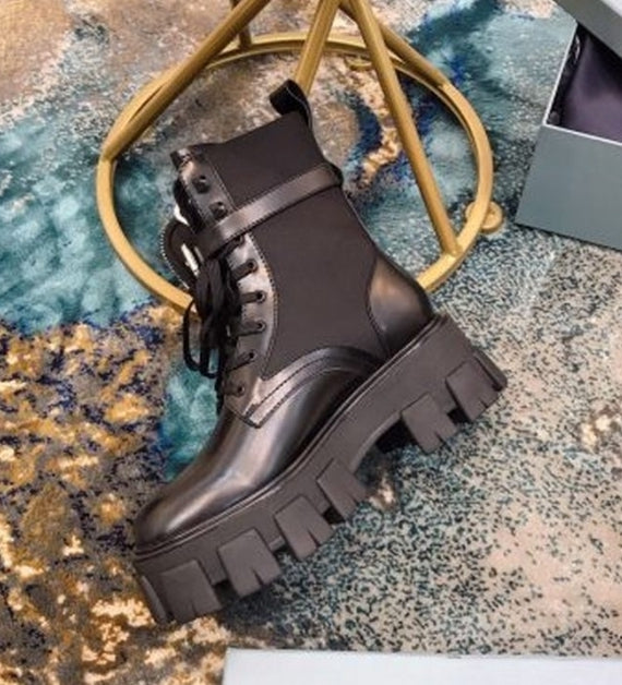 Résultats de l'évolution emblématique de la marque Prada, les chaussures Prada Femme sont un témoignage de l'engagement de Prada à combiner style et sophistication.