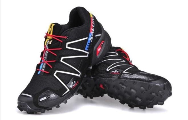 Les baskets Salomon Speed Cross III 1 Femme sont un témoignage de l'engagement de Salomon à combiner style et innovation.