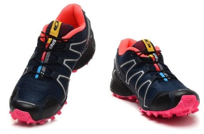 Les baskets Salomon Speed Cross III 1 Femme sont un témoignage de l'engagement de Salomon à combiner style et innovation.