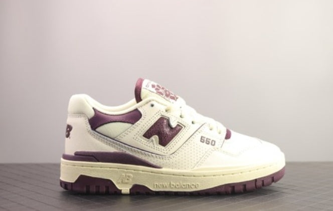 Les baskets New Balance Femme se démarquent par leur esthétique moderne et intemporelle, ainsi que par leur héritage sportif emblématique.