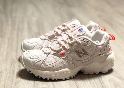 Les baskets New Balance Femme se démarquent par leur esthétique moderne et intemporelle, ainsi que par leur héritage sportif emblématique.