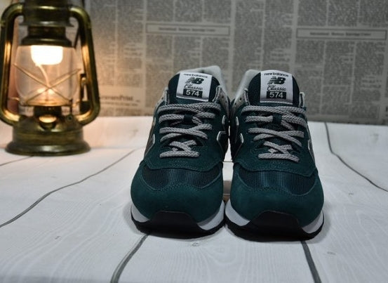 Les baskets New Balance Femme se démarquent par leur esthétique moderne et intemporelle, ainsi que par leur héritage sportif emblématique.