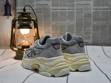 Les baskets New Balance Femme se démarquent par leur esthétique moderne et intemporelle, ainsi que par leur héritage sportif emblématique.