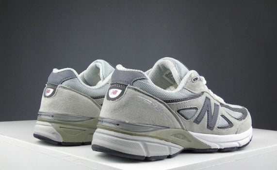 Les baskets New Balance Femme se démarquent par leur esthétique moderne et intemporelle, ainsi que par leur héritage sportif emblématique.