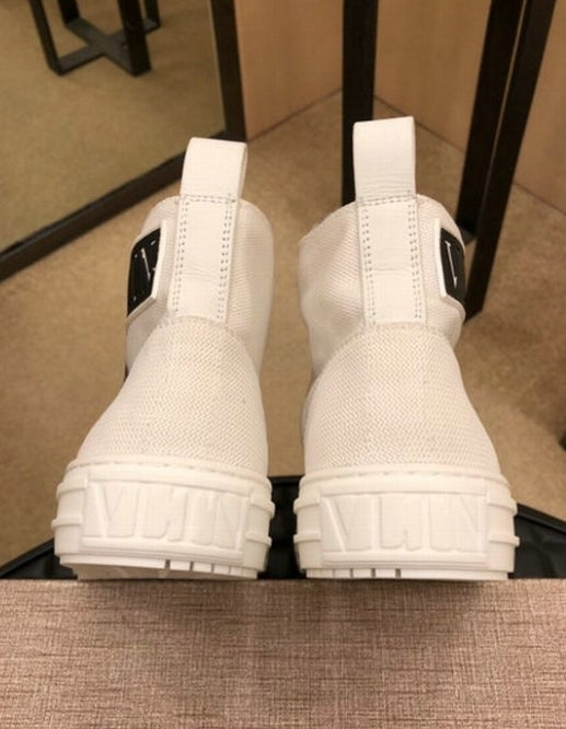 les chaussures Valentino Low Femme sont un témoignage de l'engagement de Valentino à combiner style et sophistication.