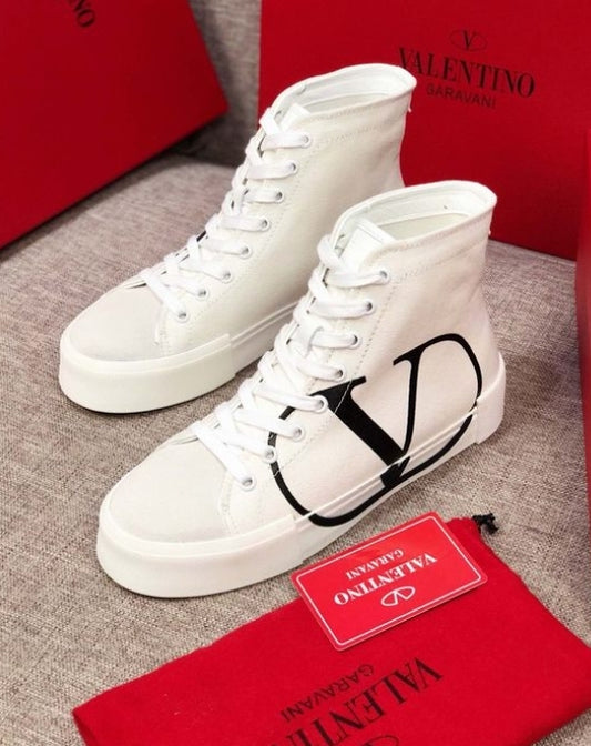 les chaussures Valentino Low Femme sont un témoignage de l'engagement de Valentino à combiner style et sophistication.