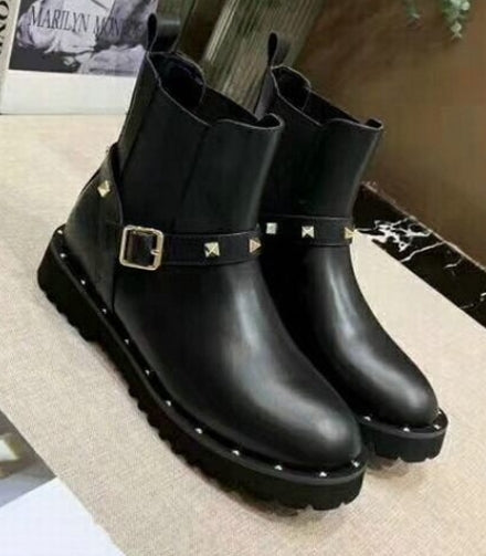 les chaussures Valentino Low Femme sont un témoignage de l'engagement de Valentino à combiner style et sophistication.