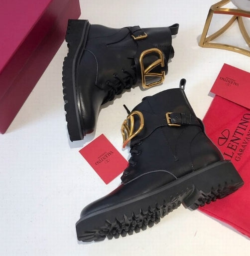 les chaussures Valentino Low Femme sont un témoignage de l'engagement de Valentino à combiner style et sophistication.