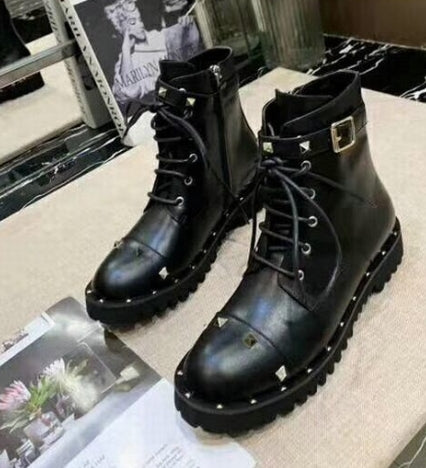 les chaussures Valentino Low Femme sont un témoignage de l'engagement de Valentino à combiner style et sophistication.