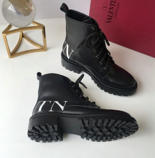les chaussures Valentino Low Femme sont un témoignage de l'engagement de Valentino à combiner style et sophistication.