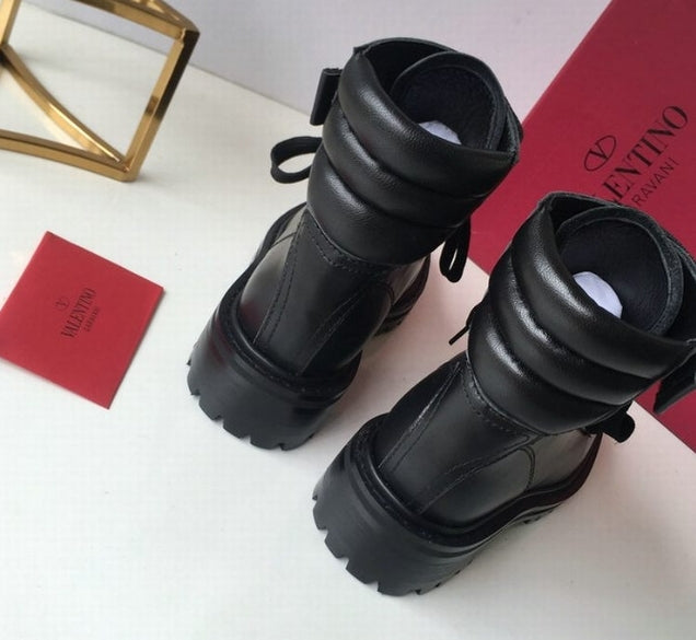 les chaussures Valentino Low Femme sont un témoignage de l'engagement de Valentino à combiner style et sophistication.
